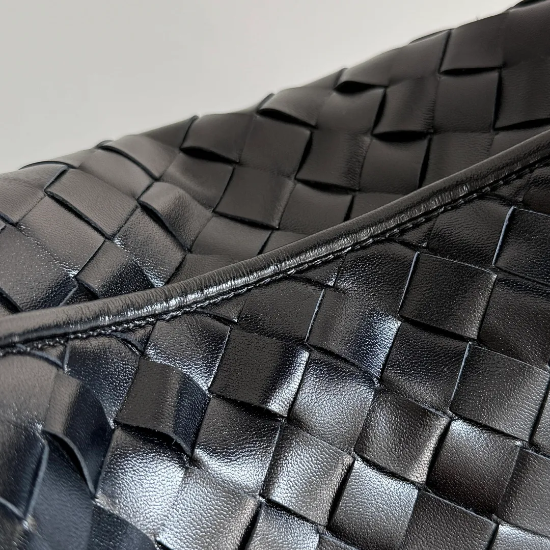Batch 1960 It seems that this bag from BV has been popular recently ~ The new Hop is really not too beautiful. The whole bag has no seams. The bag body and handles are made of one piece of leather. It reflects the style and essence of Bottega Veneta. It truly represents craftsmanship and creativity. The large size has a very loose and lazy upper body. Big bag lovers will definitely not regret buying it. Style number: 796262 Size: 46*21*10cm